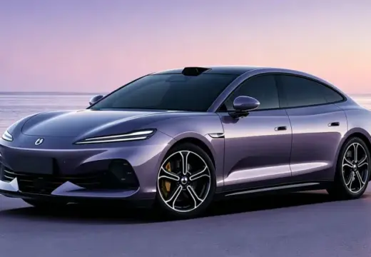 Denza Z9S: sedã fastback elétrico da BYD em visão 3/4 frontal