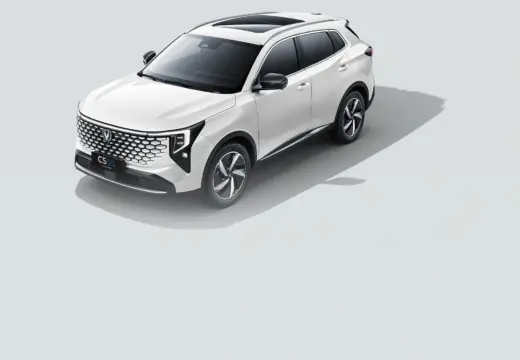 Vista dianteira em três quartos do CAOA Changan CS55 PHEV Flex