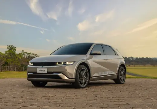 Vista dianteira em três quartos do Hyundai IONIQ 5