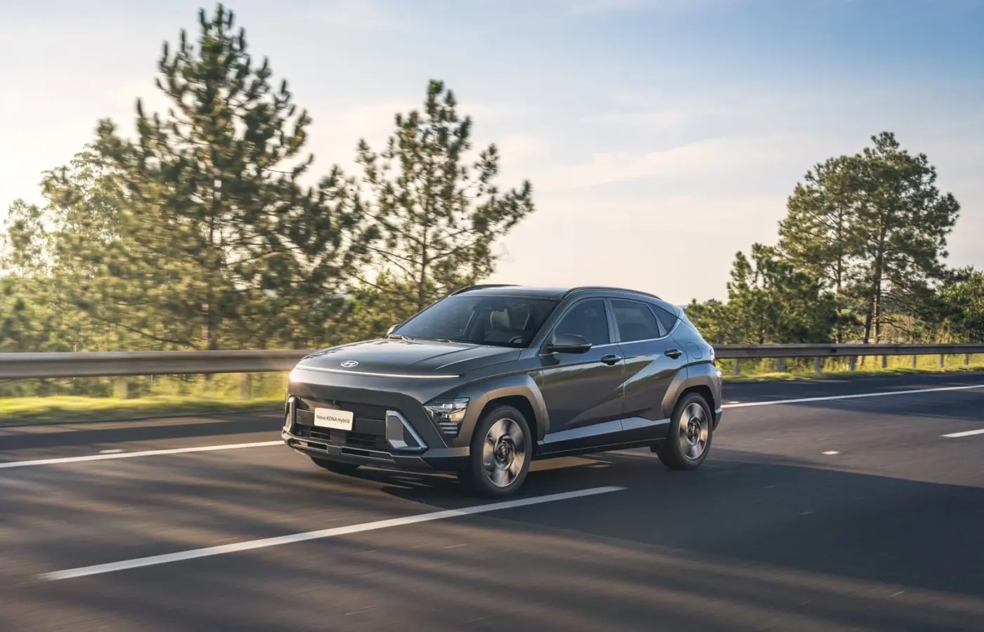 Vista dianteira em movimento do Hyundai Kona Hybrid