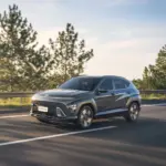 Vista dianteira em movimento do Hyundai Kona Hybrid