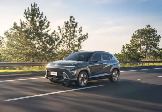 Vista dianteira em movimento do Hyundai Kona Hybrid