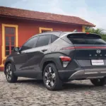 Vista traseira em cenário urbano do Hyundai Kona Hybrid