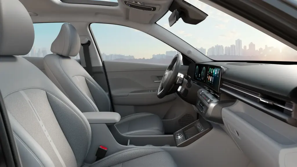 Bancos dianteiros e cabine signature do Hyundai Kona Hybrid