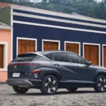 Vista lateral traseira do Hyundai Kona Hybrid