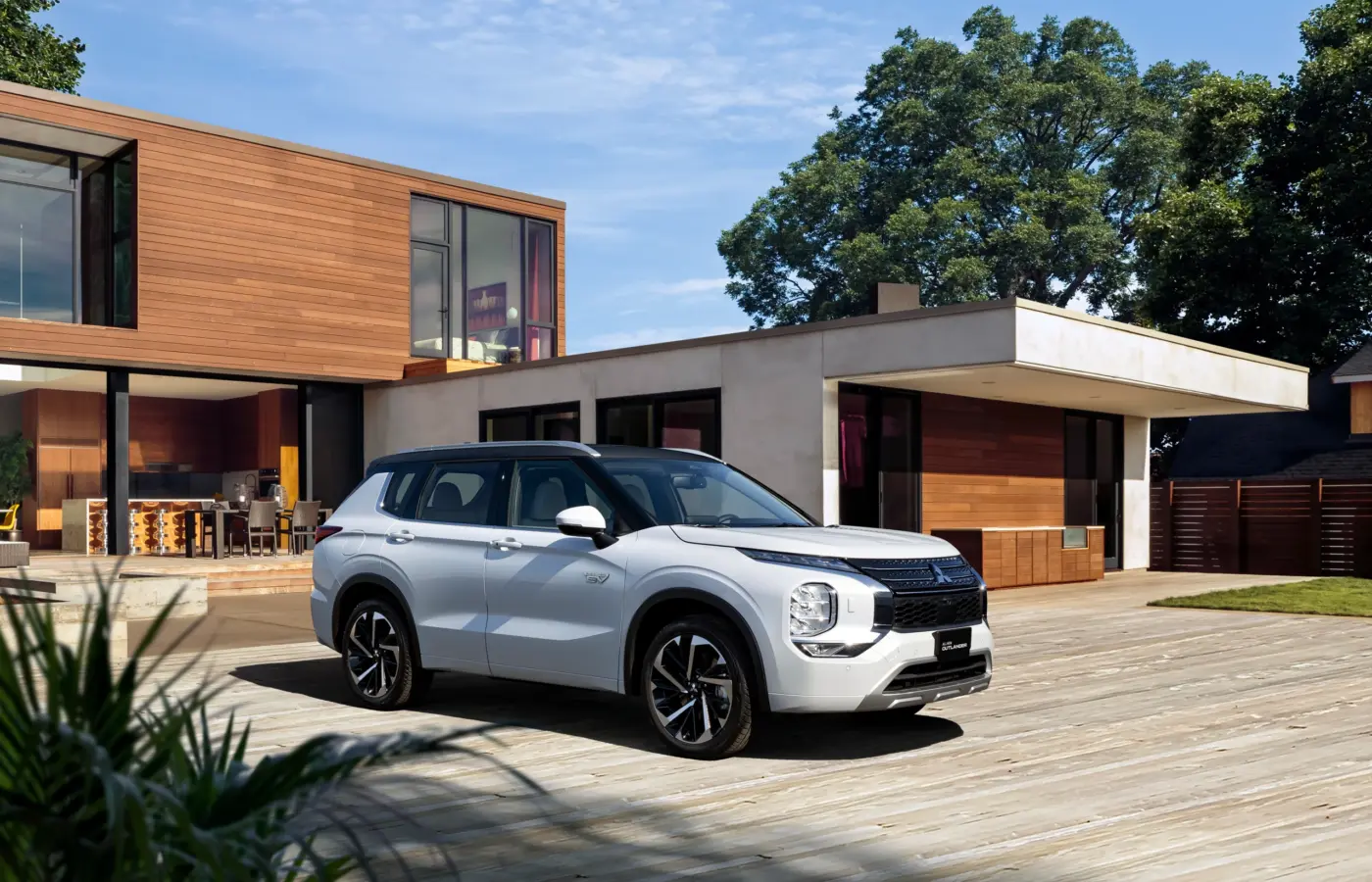 Exterior junto à arquitetura urbana do Mitsubishi Outlander PHEV