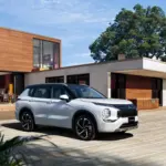 Exterior junto à arquitetura urbana do Mitsubishi Outlander PHEV