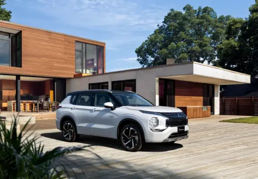 Exterior junto à arquitetura urbana do Mitsubishi Outlander PHEV
