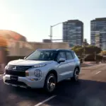 Vista dianteira na cidade do Mitsubishi Outlander PHEV