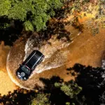 Vista superior em percurso com água do Mitsubishi Outlander PHEV