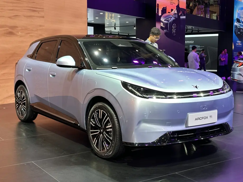 Arcfox T1 em exposição no exterior; acabamento e equipamentos brasileiros a confirmar.