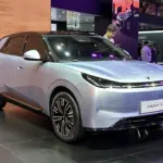 Arcfox T1 em exposição no exterior; acabamento e equipamentos brasileiros a confirmar.