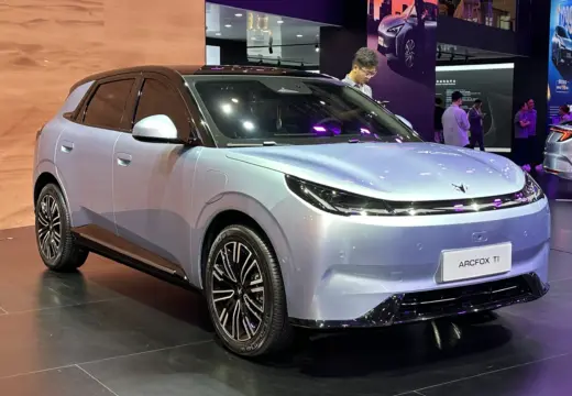 Arcfox T1 em exposição no exterior; acabamento e equipamentos brasileiros a confirmar.