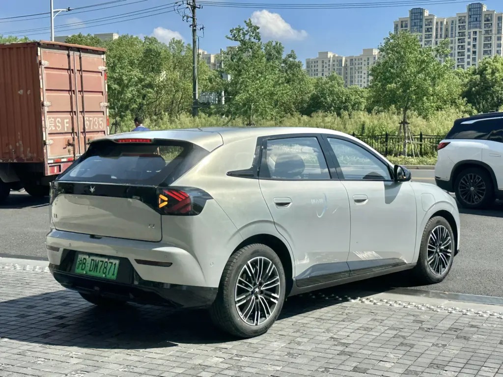 Arcfox T1 em exposição no exterior; acabamento e equipamentos brasileiros a confirmar.