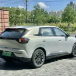 Arcfox T1 em exposição no exterior; acabamento e equipamentos brasileiros a confirmar.