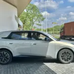 Arcfox T1 em exposição no exterior; acabamento e equipamentos brasileiros a confirmar.