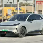 Arcfox T1 em exposição no exterior; acabamento e equipamentos brasileiros a confirmar.