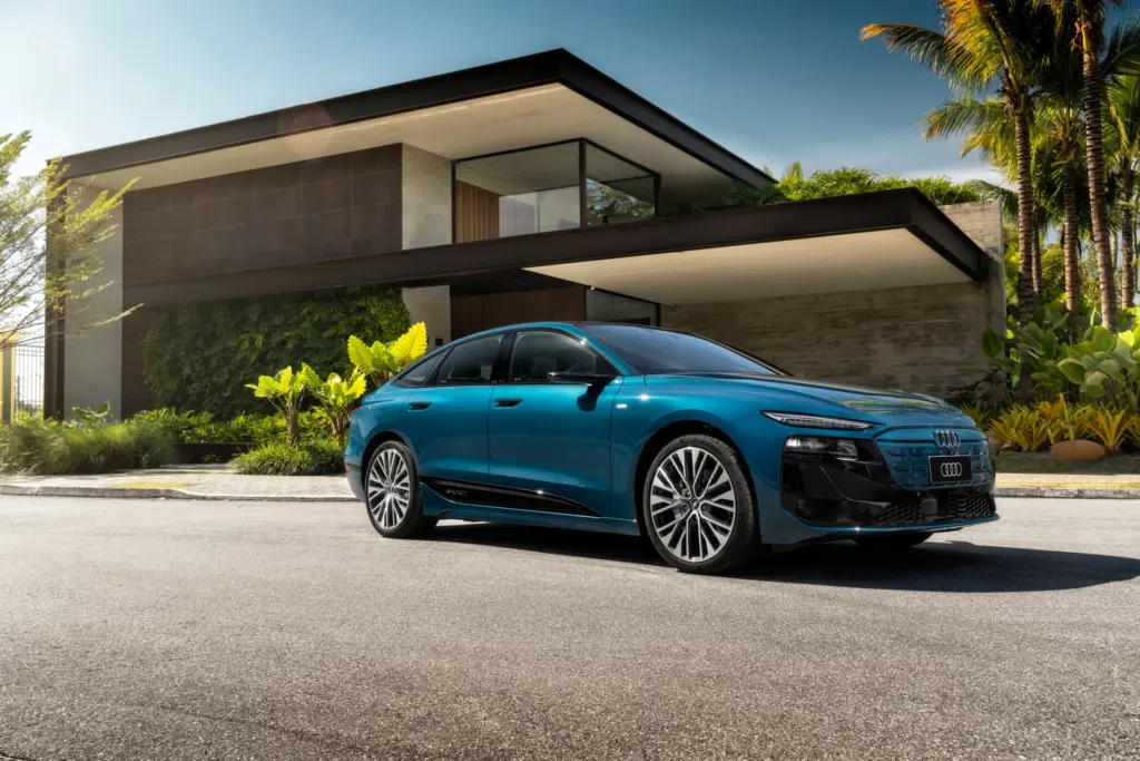 Vista dianteira em três quartos do Audi A6 Sportback e-tron