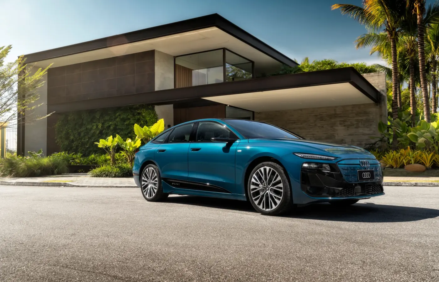 Vista dianteira em três quartos do Audi A6 Sportback e-tron