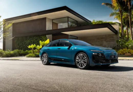 Vista dianteira em três quartos do Audi A6 Sportback e-tron