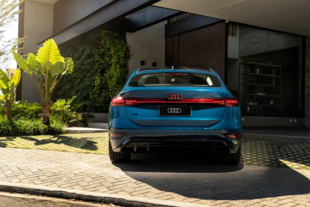 Vista traseira do Audi A6 Sportback e-tron