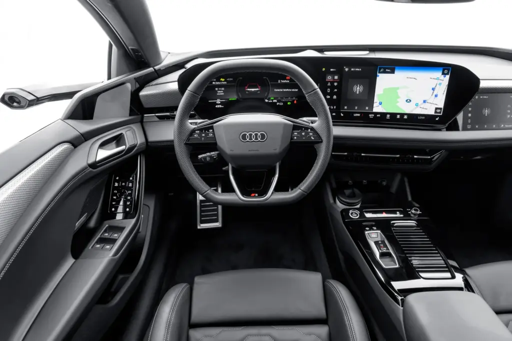 Painel e volante do Audi A6 Sportback e-tron