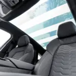 Bancos e teto panorâmico do Audi A6 Sportback e-tron