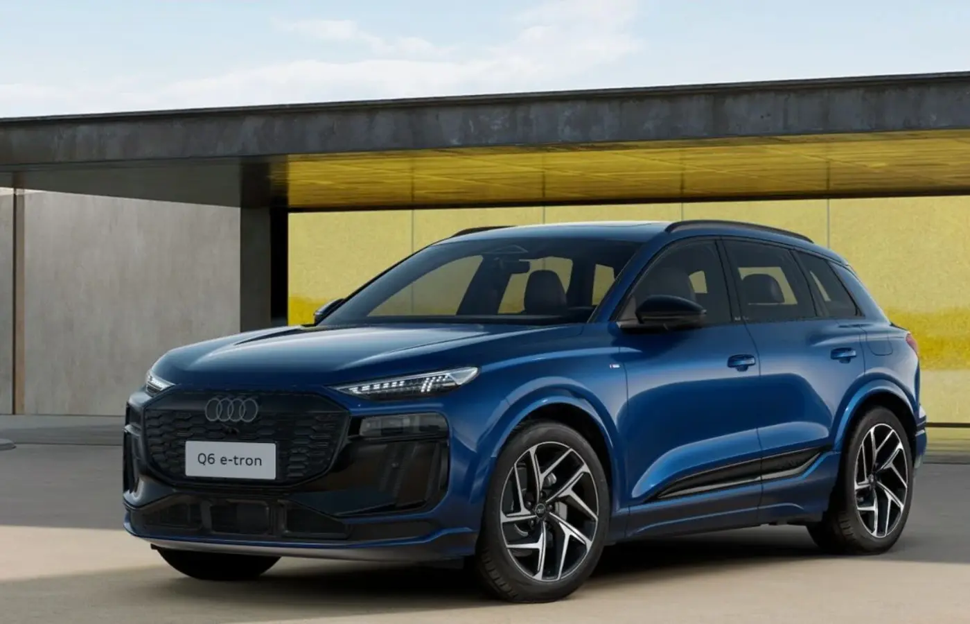 Vista dianteira em três quartos do Audi Q6 e-tron S line 2026