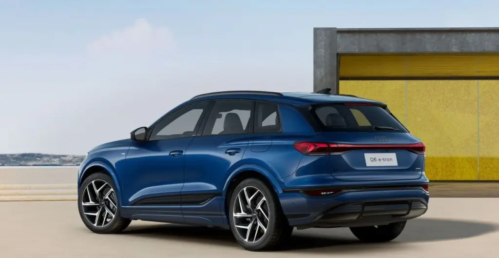 Vista traseira em três quartos do Audi Q6 e-tron S line 2026