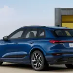 Vista traseira em três quartos do Audi Q6 e-tron S line 2026