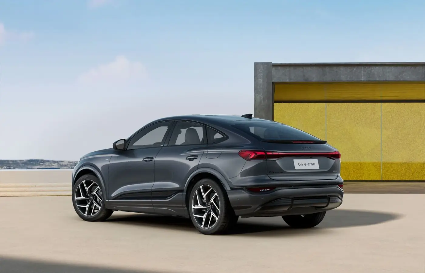Vista traseira em três quartos do Audi Q6 Sportback e-tron S line 2026