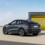 Vista traseira em três quartos do Audi Q6 Sportback e-tron S line 2026