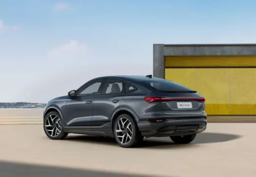 Vista traseira em três quartos do Audi Q6 Sportback e-tron S line 2026