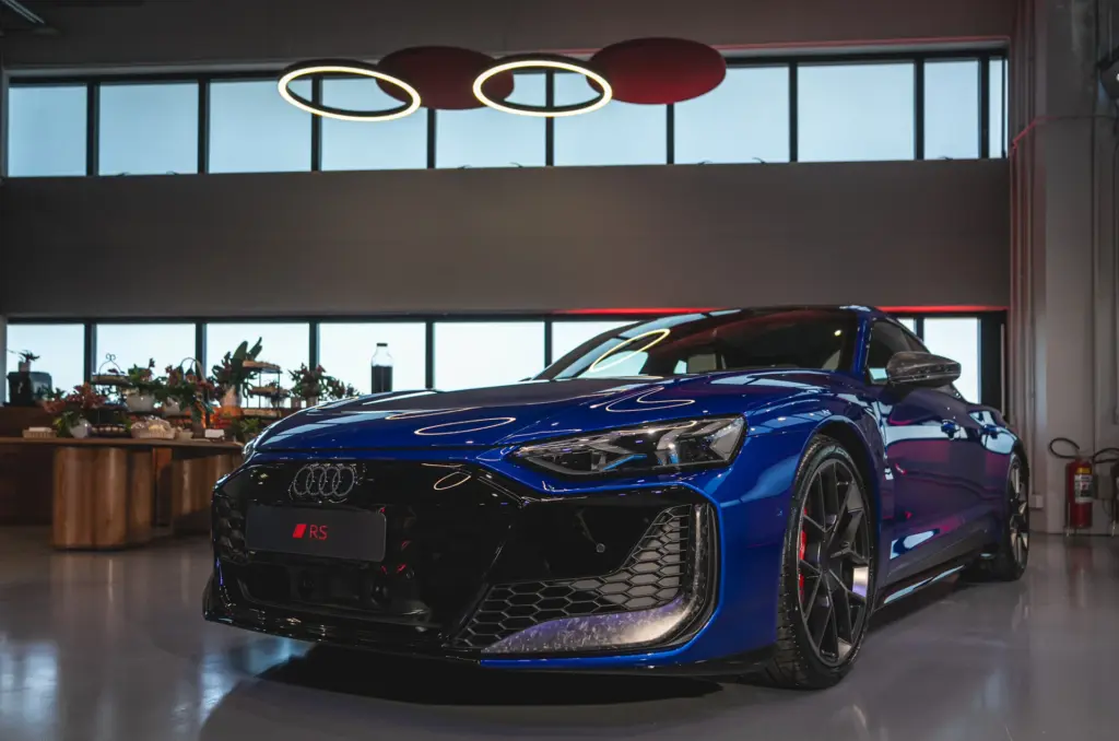 Vista dianteira em três quartos do Audi RS e-tron GT Performance