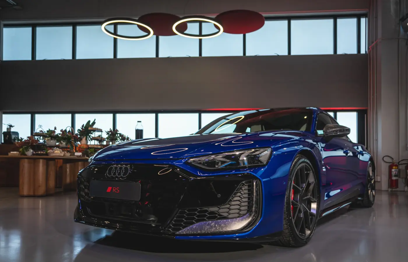 Vista dianteira em três quartos do Audi RS e-tron GT Performance