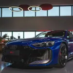 Vista dianteira em três quartos do Audi RS e-tron GT Performance