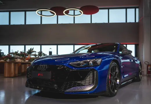 Vista dianteira em três quartos do Audi RS e-tron GT Performance