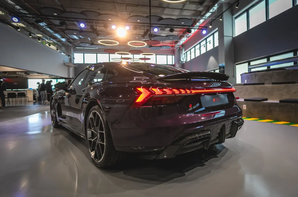 Vista traseira em três quartos do Audi RS e-tron GT Performance