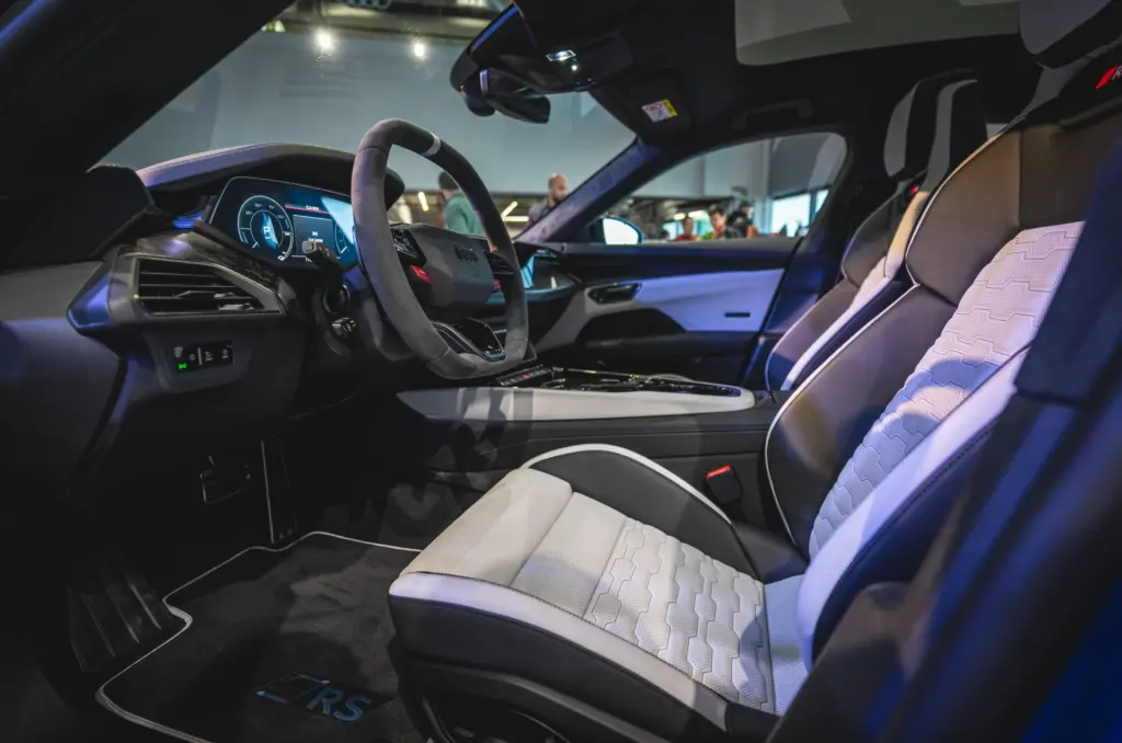 Cabine e bancos dianteiros do Audi RS e-tron GT Performance