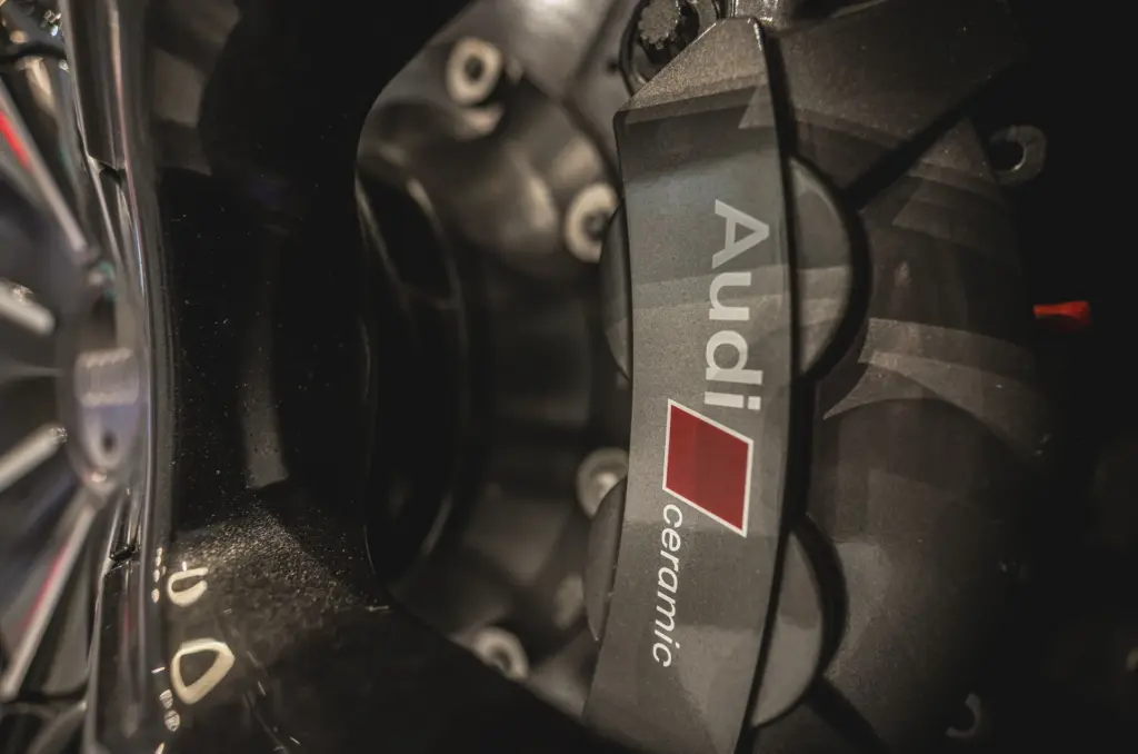 Pinça do freio cerâmico do Audi RS e-tron GT Performance
