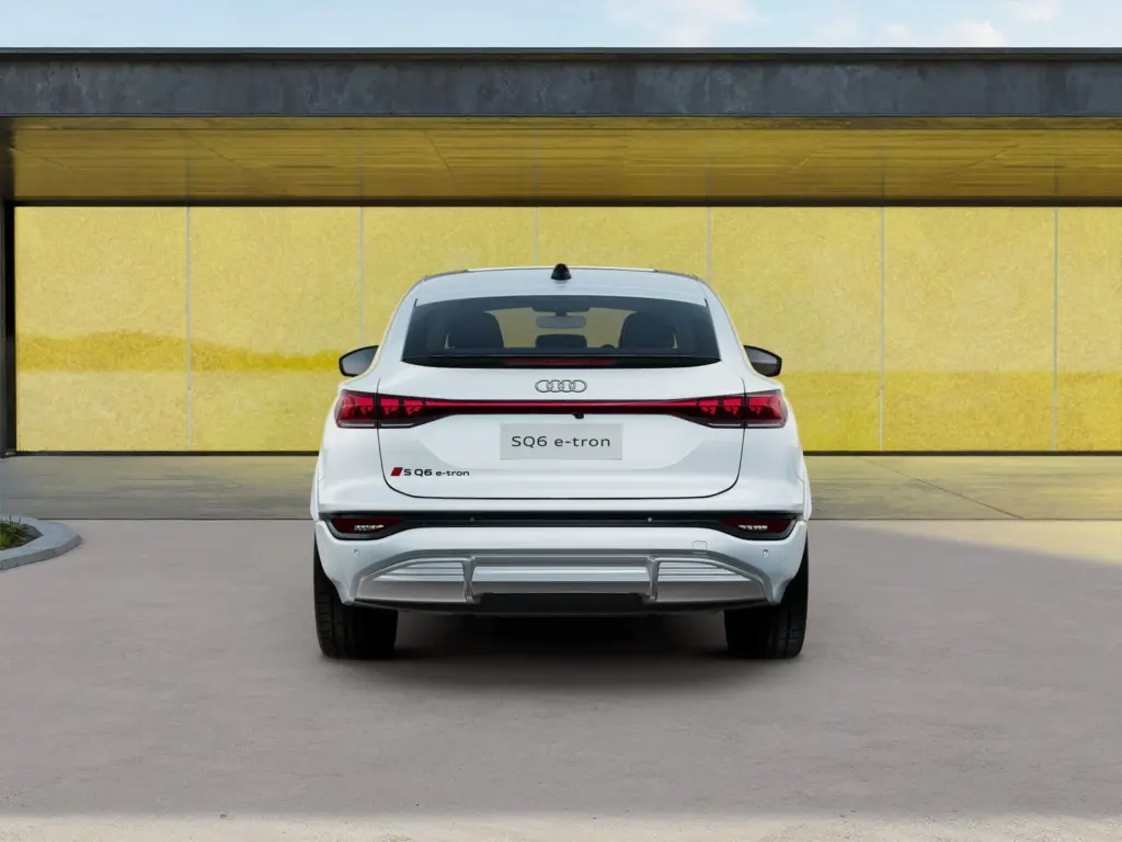 Vista traseira do Audi SQ6 Sportback e-tron 2026