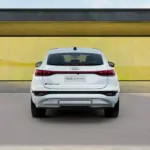 Vista traseira do Audi SQ6 Sportback e-tron 2026