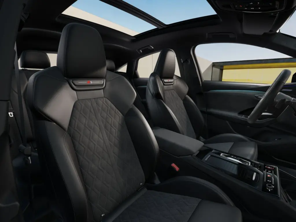 Bancos e teto panorâmico do Audi SQ6 Sportback e-tron 2026