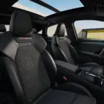 Bancos e teto panorâmico do Audi SQ6 Sportback e-tron 2026