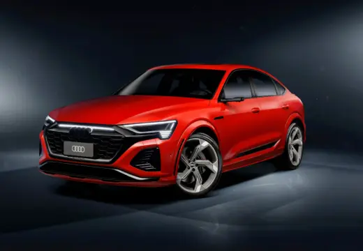 Vista dianteira em três quartos do Audi SQ8 Sportback e-tron