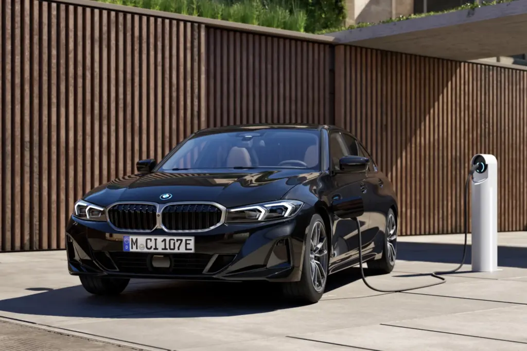 Vista frontal do BMW 330e