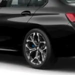 Detalhe da lateral traseira do BMW 330e