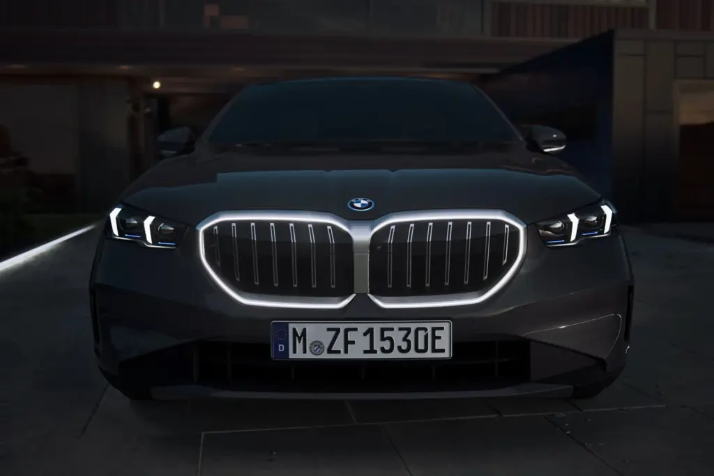 Vista frontal do BMW 530e