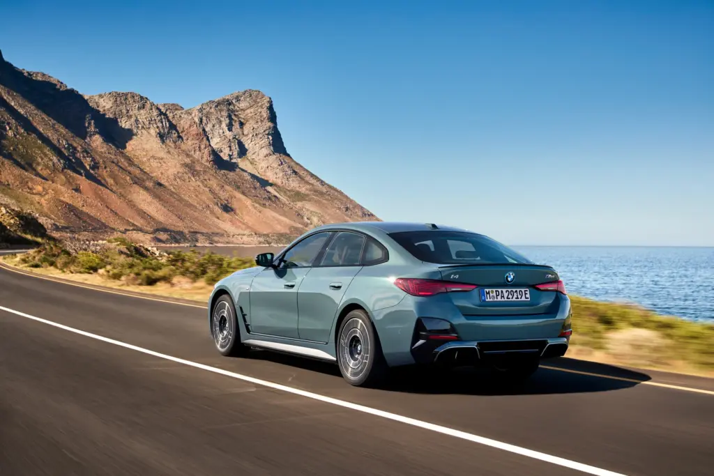 Vista traseira lateral do BMW i4 M50 xDrive