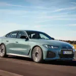 Vista dianteira lateral do BMW i4 M50 xDrive